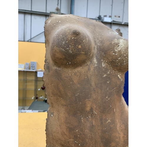 15 - A DECORATIVE SCULPTURE OF A FEMALE TORSO CRAFTED FROM CLAY MOUNTED ON A PEDESTAL - 47 CM