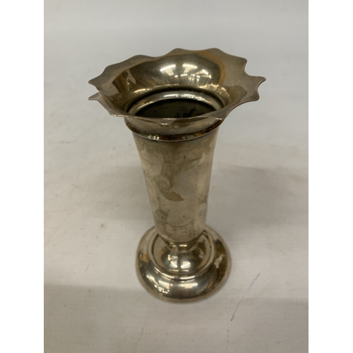 3 - A HALLMARKED BIRMINGHAM SILVER TRUMPET VASE WITH A WEIGHTED BASE - WEIGHT 253.33 G - 14 CM