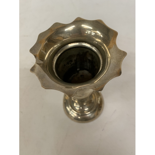 3 - A HALLMARKED BIRMINGHAM SILVER TRUMPET VASE WITH A WEIGHTED BASE - WEIGHT 253.33 G - 14 CM
