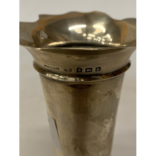 3 - A HALLMARKED BIRMINGHAM SILVER TRUMPET VASE WITH A WEIGHTED BASE - WEIGHT 253.33 G - 14 CM