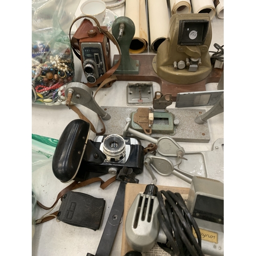 224 - A LARGE ASSORTMENT OF VINTAGE PHOTOGRAPHY EQUIPMENT TO INCLUDE SPLICERS, CAMERA'S, VIEWERS ETC