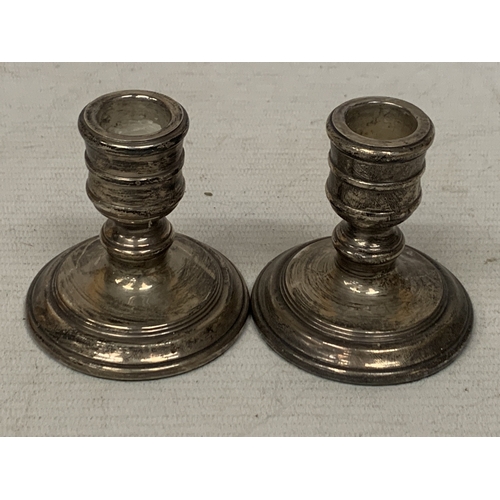 12 - A PAIR OF HALLMARKED LONDON SILVER CANDLESTICKS WITH WEIGHTED BASES, TOTAL WEIGHT 226.36g