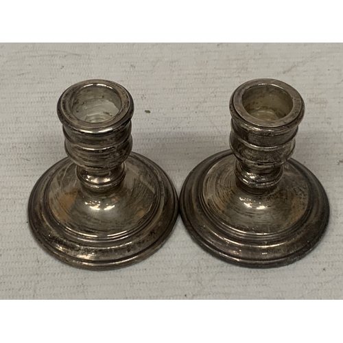 12 - A PAIR OF HALLMARKED LONDON SILVER CANDLESTICKS WITH WEIGHTED BASES, TOTAL WEIGHT 226.36g