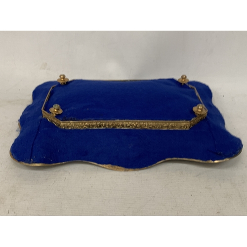 18 - AN ANTIQUE FRENCH ORMOLU PEN TRAY WITH HAND PAINTED BLUE AND WHITE FLORAL PLAQUES
