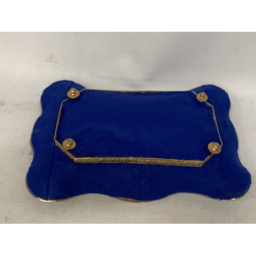 18 - AN ANTIQUE FRENCH ORMOLU PEN TRAY WITH HAND PAINTED BLUE AND WHITE FLORAL PLAQUES