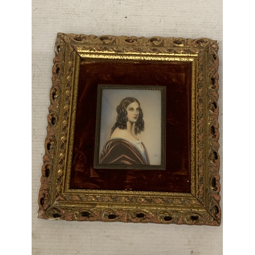 22 - A VINTAGE HAND PAINTED PORTRAIT ON A CERAMIC PLAQUE, IN A GILT AND VELVET FRAME