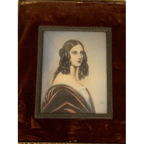 22 - A VINTAGE HAND PAINTED PORTRAIT ON A CERAMIC PLAQUE, IN A GILT AND VELVET FRAME
