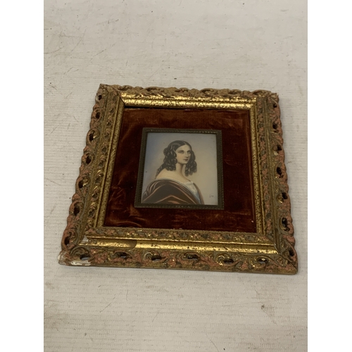 22 - A VINTAGE HAND PAINTED PORTRAIT ON A CERAMIC PLAQUE, IN A GILT AND VELVET FRAME