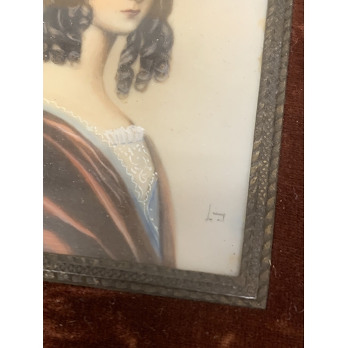 22 - A VINTAGE HAND PAINTED PORTRAIT ON A CERAMIC PLAQUE, IN A GILT AND VELVET FRAME