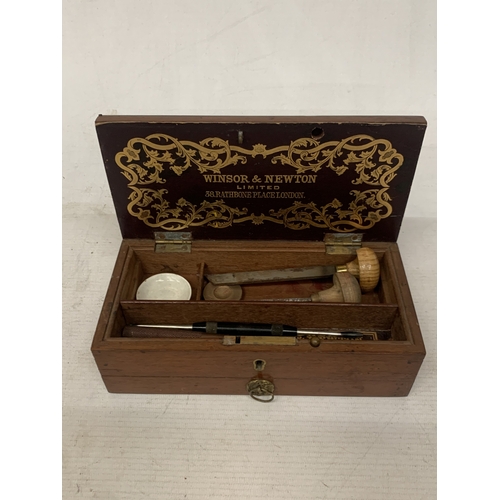 33 - A VINTAGE OAK WINSOR AND NEWTON, LONDON PEN BOX WITH LOWER DRAWER CONTAINING A QUANTITY OF ITEMS