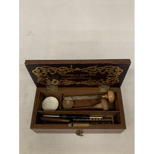 33 - A VINTAGE OAK WINSOR AND NEWTON, LONDON PEN BOX WITH LOWER DRAWER CONTAINING A QUANTITY OF ITEMS