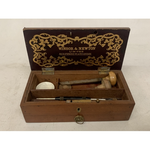 33 - A VINTAGE OAK WINSOR AND NEWTON, LONDON PEN BOX WITH LOWER DRAWER CONTAINING A QUANTITY OF ITEMS