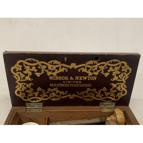 33 - A VINTAGE OAK WINSOR AND NEWTON, LONDON PEN BOX WITH LOWER DRAWER CONTAINING A QUANTITY OF ITEMS