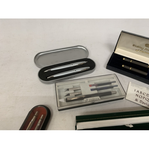 35 - A SHEAFFER FOUNTAIN PEN WITH A 14CT GOLD NIB PLUS A QUANTITY OF OTHER FOUNTAIN AND BALLPOINT PENS