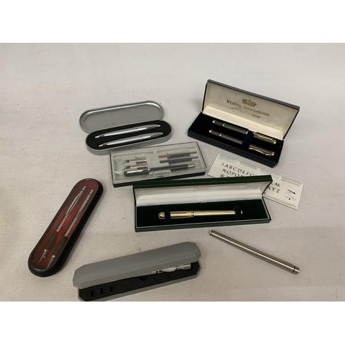 35 - A SHEAFFER FOUNTAIN PEN WITH A 14CT GOLD NIB PLUS A QUANTITY OF OTHER FOUNTAIN AND BALLPOINT PENS