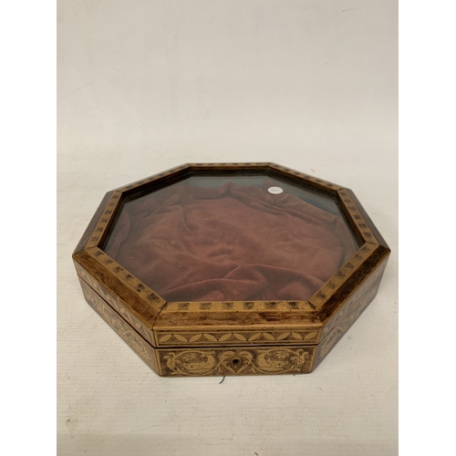 40 - AN OCTAGONAL INLAID WOODEN DISPLAY CASE WITH A GLASS HINGED LID
