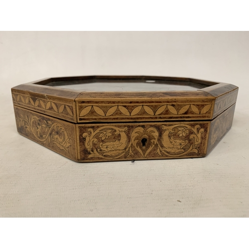 40 - AN OCTAGONAL INLAID WOODEN DISPLAY CASE WITH A GLASS HINGED LID