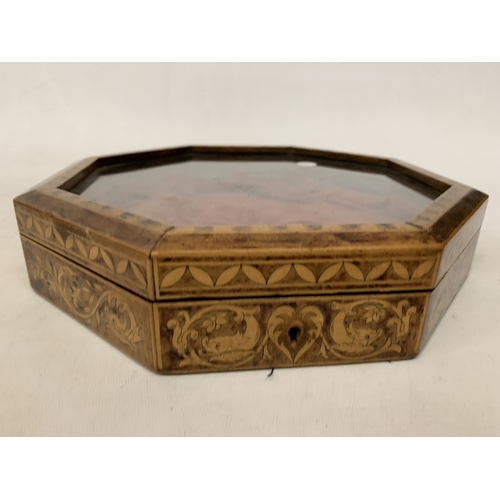 40 - AN OCTAGONAL INLAID WOODEN DISPLAY CASE WITH A GLASS HINGED LID