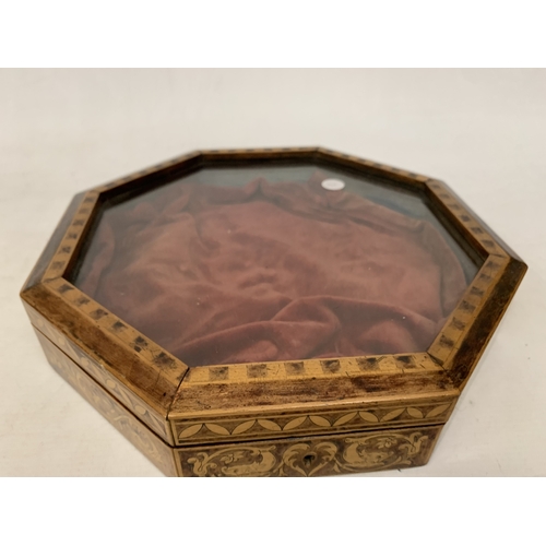 40 - AN OCTAGONAL INLAID WOODEN DISPLAY CASE WITH A GLASS HINGED LID