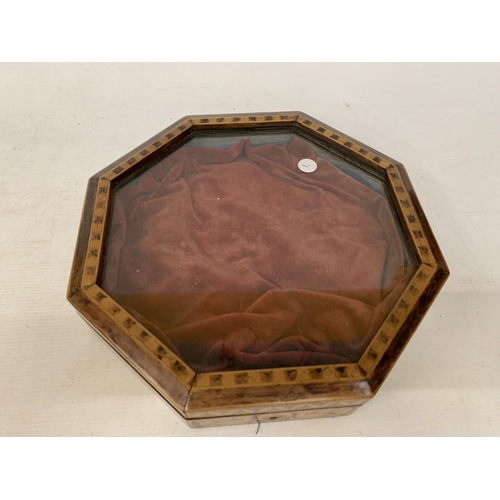 40 - AN OCTAGONAL INLAID WOODEN DISPLAY CASE WITH A GLASS HINGED LID