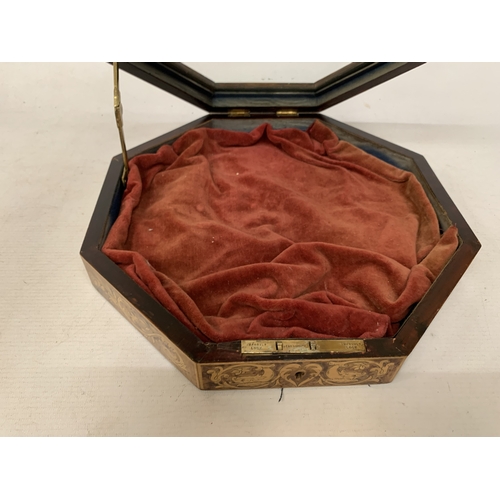 40 - AN OCTAGONAL INLAID WOODEN DISPLAY CASE WITH A GLASS HINGED LID