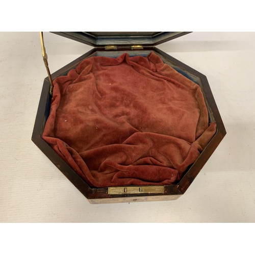 40 - AN OCTAGONAL INLAID WOODEN DISPLAY CASE WITH A GLASS HINGED LID