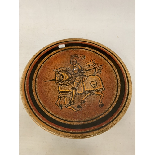 41 - A POOLE POTTERY AEGEAN RANGE CHARGER OF A MEDIEVAL KNIGHT ON A HORSE, DIAMETER 35CM