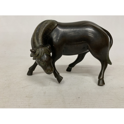 43 - A 19TH CENTURY CHINESE BRONZE HORSE FIGURE, HEIGHT 10CM, LENGTH 14CM
