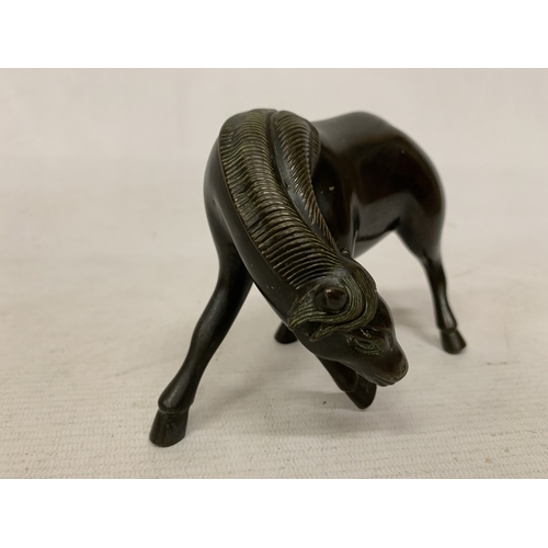 43 - A 19TH CENTURY CHINESE BRONZE HORSE FIGURE, HEIGHT 10CM, LENGTH 14CM
