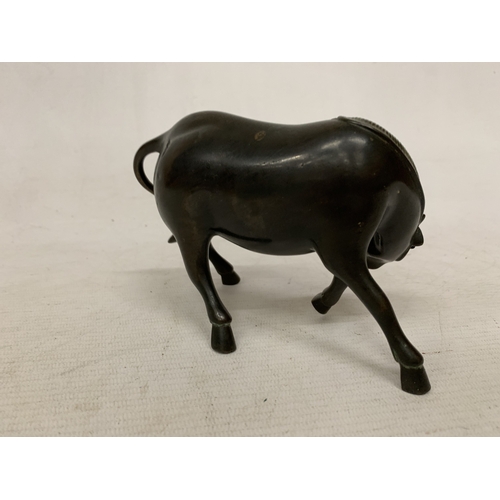 43 - A 19TH CENTURY CHINESE BRONZE HORSE FIGURE, HEIGHT 10CM, LENGTH 14CM