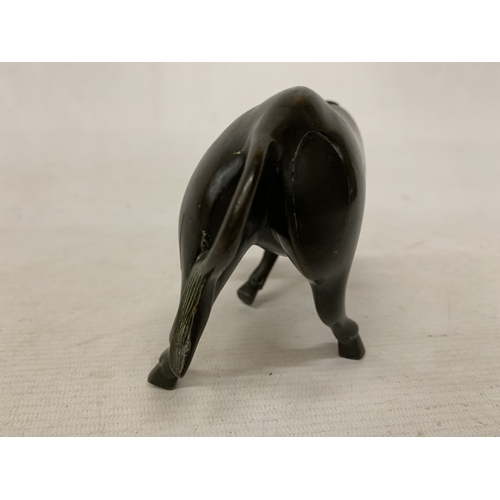 43 - A 19TH CENTURY CHINESE BRONZE HORSE FIGURE, HEIGHT 10CM, LENGTH 14CM