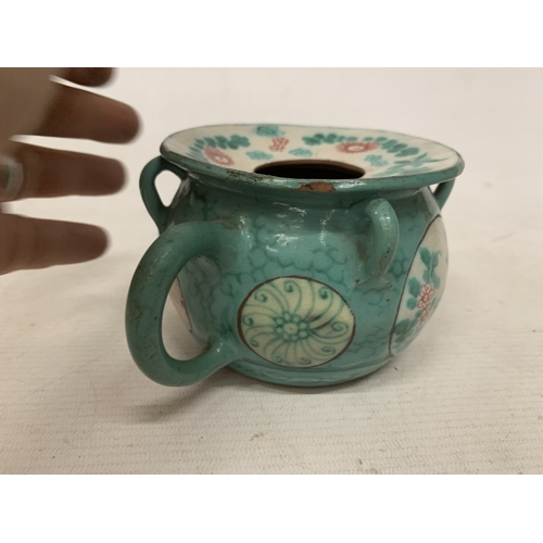 44 - A CHINESE ENAMELLED YIXING TEAPOT WITH A GREEN GLAZED BODY AND ENAMELLED FLORAL DECORATION