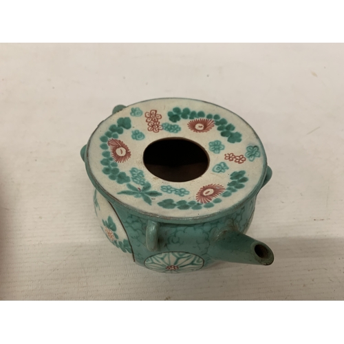 44 - A CHINESE ENAMELLED YIXING TEAPOT WITH A GREEN GLAZED BODY AND ENAMELLED FLORAL DECORATION