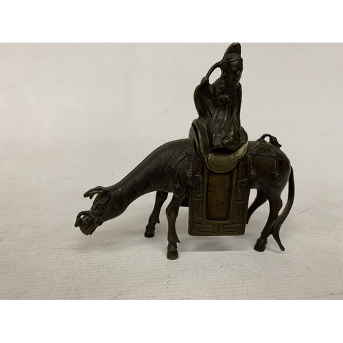 45 - A 19TH CENTURY CHINESE BRONZE INCENSE BURNER IN THE SHAPE OF A MAN ON A HORSE, HEIGHT 17CM, LENGTH 1... 
