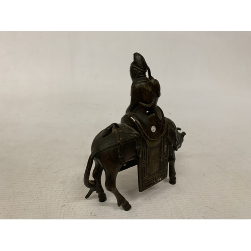 45 - A 19TH CENTURY CHINESE BRONZE INCENSE BURNER IN THE SHAPE OF A MAN ON A HORSE, HEIGHT 17CM, LENGTH 1... 