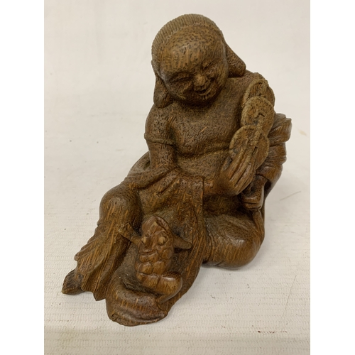 47 - A CHINESE BAMBOO CARVING OF THE DAOIST IMMORTAL LIO HAI, WITH A THREE LEGGED WEALTH TOAD AND CASH CO... 