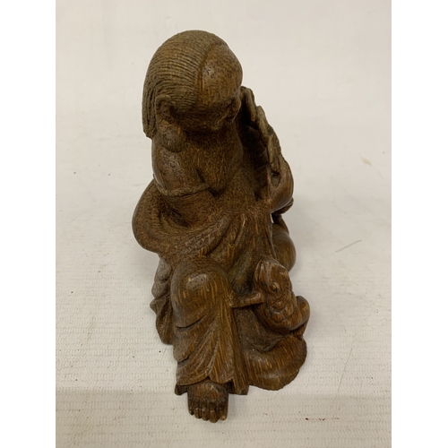47 - A CHINESE BAMBOO CARVING OF THE DAOIST IMMORTAL LIO HAI, WITH A THREE LEGGED WEALTH TOAD AND CASH CO... 