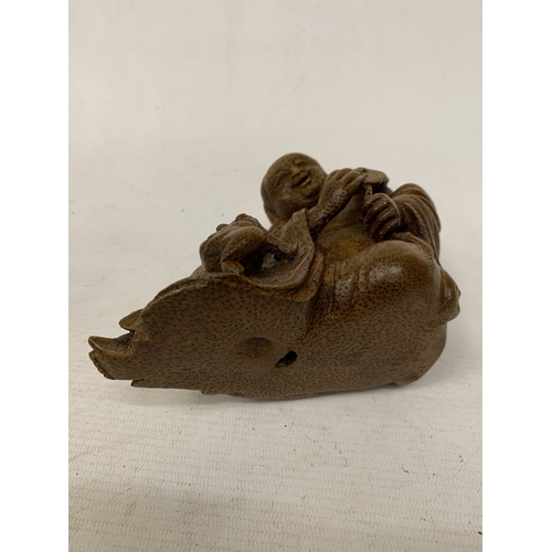 47 - A CHINESE BAMBOO CARVING OF THE DAOIST IMMORTAL LIO HAI, WITH A THREE LEGGED WEALTH TOAD AND CASH CO... 