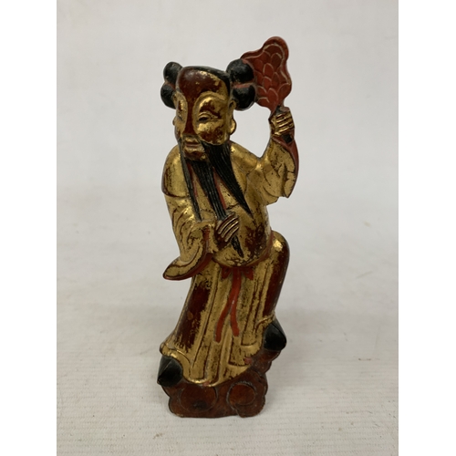 49 - A CHINESE CARVED GILT WOODEN PAINTED FIGURE OF A DAOIST IMMORTAL, HEIGHT 18.5CM
