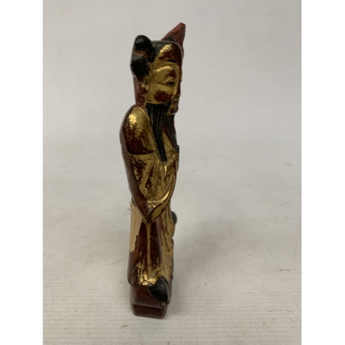49 - A CHINESE CARVED GILT WOODEN PAINTED FIGURE OF A DAOIST IMMORTAL, HEIGHT 18.5CM