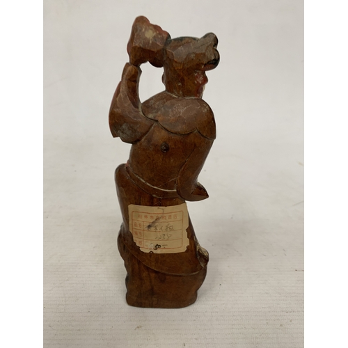 49 - A CHINESE CARVED GILT WOODEN PAINTED FIGURE OF A DAOIST IMMORTAL, HEIGHT 18.5CM