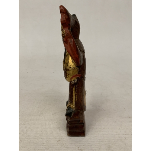 49 - A CHINESE CARVED GILT WOODEN PAINTED FIGURE OF A DAOIST IMMORTAL, HEIGHT 18.5CM