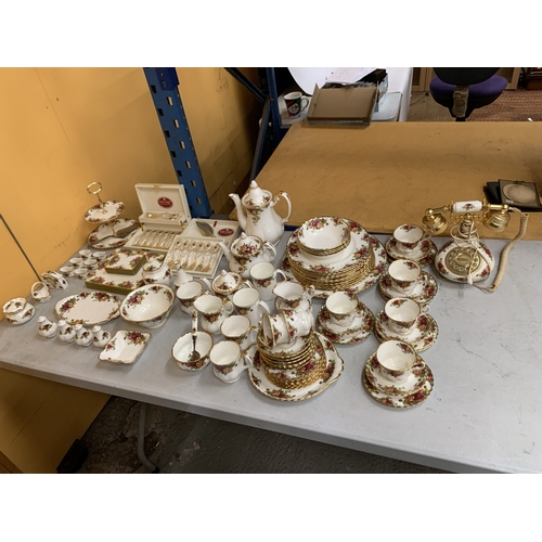 34 - A LARGE COLLECTION (OVER 100 PIECES) OF ROYAL ALBERT OLD COUNTRY ROSES TO INCLUDE TWO BOXED SETS OF ... 