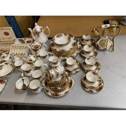 34 - A LARGE COLLECTION (OVER 100 PIECES) OF ROYAL ALBERT OLD COUNTRY ROSES TO INCLUDE TWO BOXED SETS OF ... 