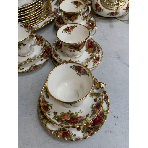 34 - A LARGE COLLECTION (OVER 100 PIECES) OF ROYAL ALBERT OLD COUNTRY ROSES TO INCLUDE TWO BOXED SETS OF ... 