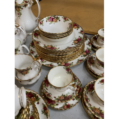 34 - A LARGE COLLECTION (OVER 100 PIECES) OF ROYAL ALBERT OLD COUNTRY ROSES TO INCLUDE TWO BOXED SETS OF ... 