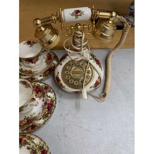 34 - A LARGE COLLECTION (OVER 100 PIECES) OF ROYAL ALBERT OLD COUNTRY ROSES TO INCLUDE TWO BOXED SETS OF ... 