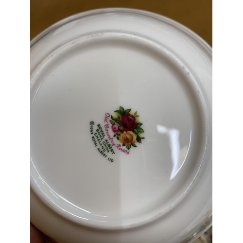 34 - A LARGE COLLECTION (OVER 100 PIECES) OF ROYAL ALBERT OLD COUNTRY ROSES TO INCLUDE TWO BOXED SETS OF ... 