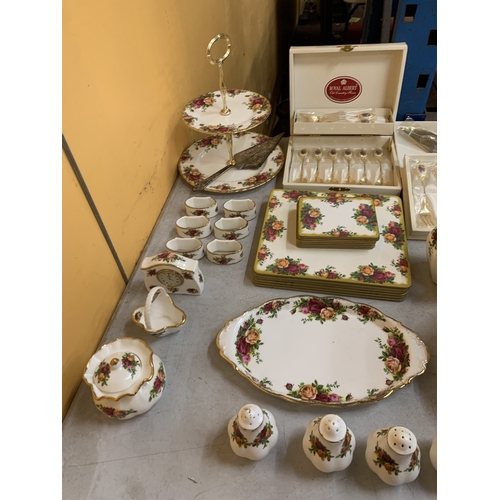 34 - A LARGE COLLECTION (OVER 100 PIECES) OF ROYAL ALBERT OLD COUNTRY ROSES TO INCLUDE TWO BOXED SETS OF ... 
