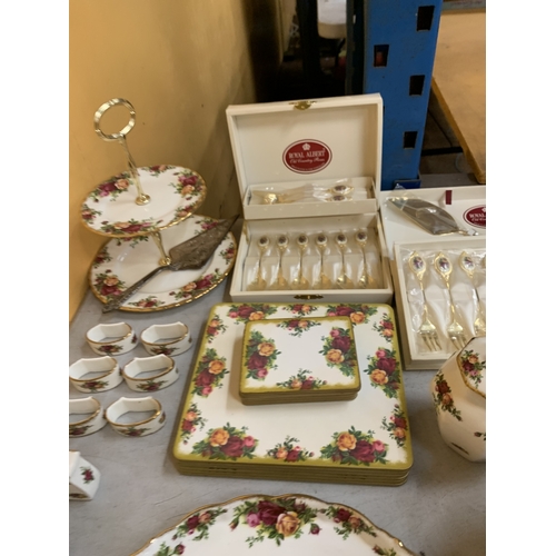 34 - A LARGE COLLECTION (OVER 100 PIECES) OF ROYAL ALBERT OLD COUNTRY ROSES TO INCLUDE TWO BOXED SETS OF ... 